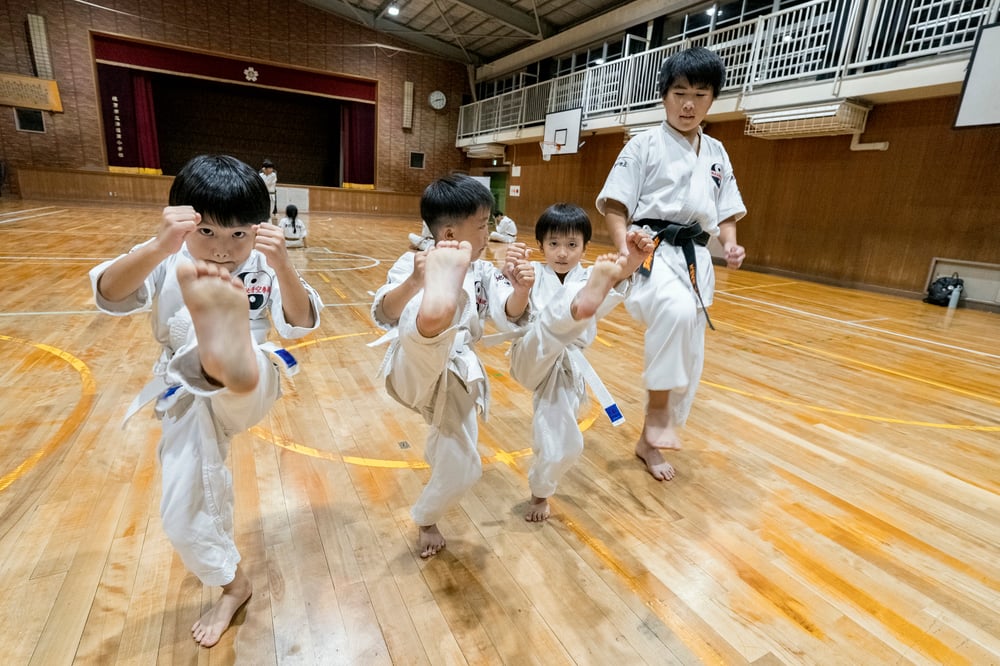 力強い蹴りで気迫を見せる道場生たち