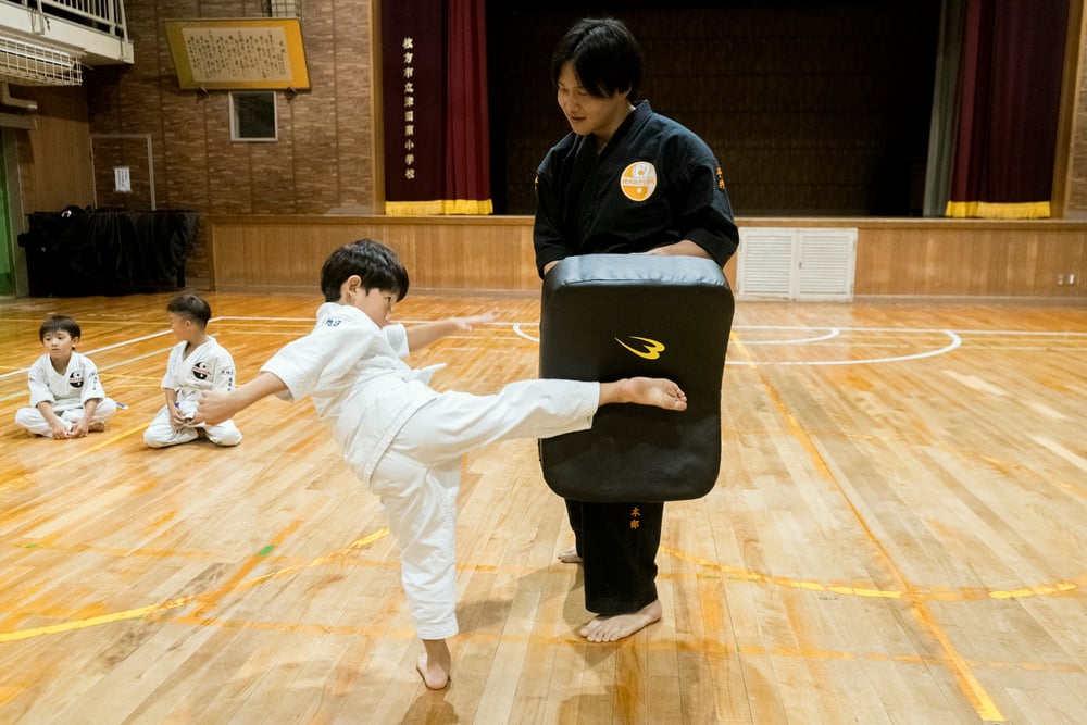 指導者のミットに全力で蹴りを打ち込む幼年部の道場生