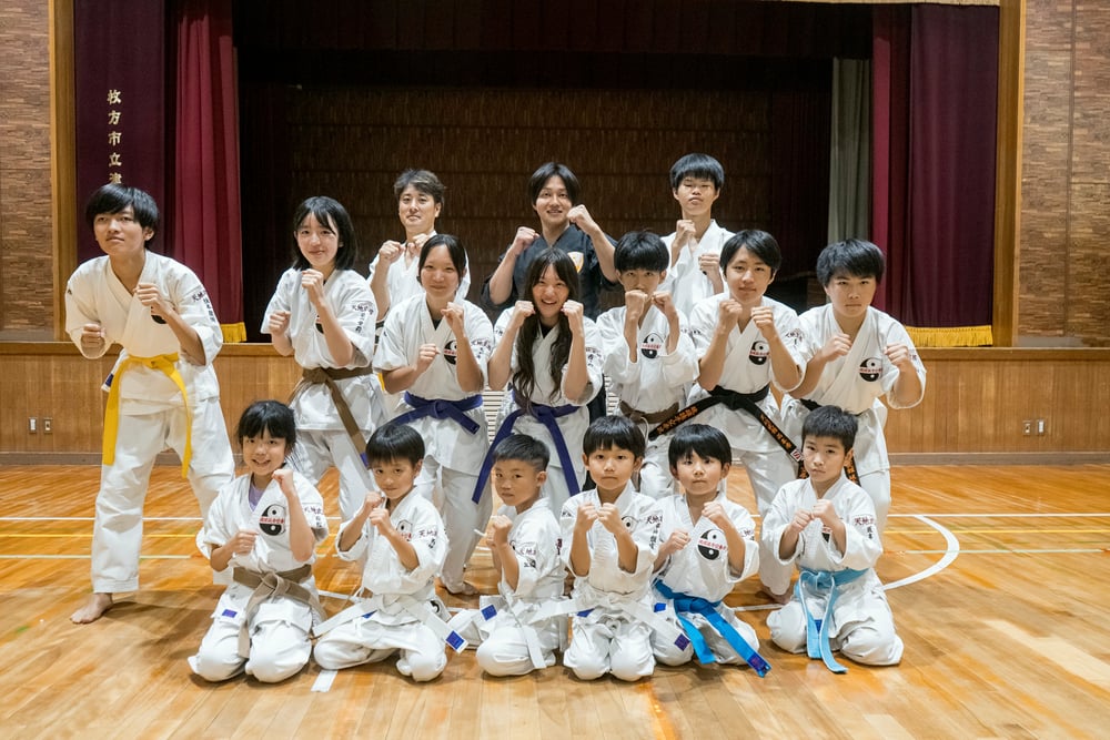 稽古を終えて笑顔で集まる道場生たち