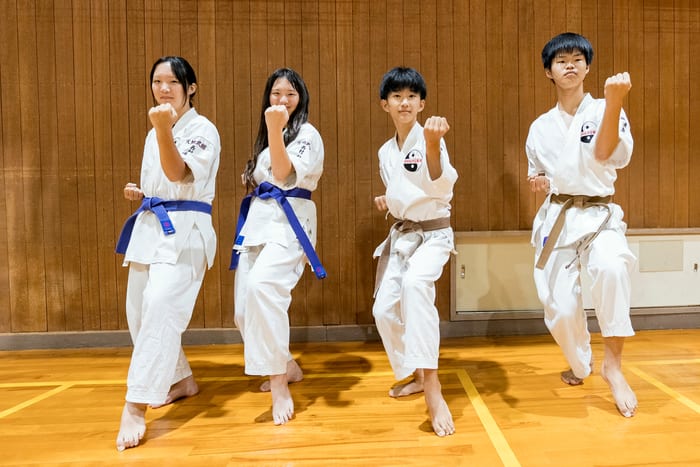 息を合わせて前蹴りを構える道場生たち