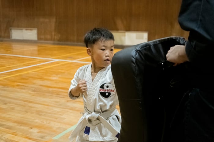 ミットに向かって突きを放つ幼年部の道場生
