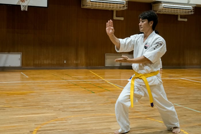 型稽古に励む大人の道場生